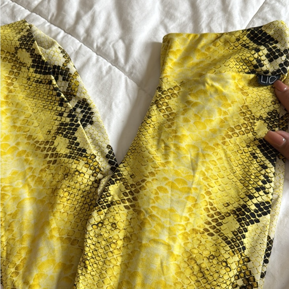 Lici leggings, yellow snake print, scrunch butt. Size medium
